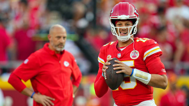 Chiefs QB Patrick Mahomes warms up as offensive coordinator Matt Nagy looks on.